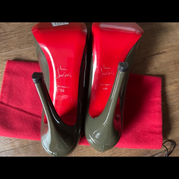 CHRISTIAN LOUBOUTIN-AUTHENTIC, Brand New Green Patent Leather Pumps - Picture 3 of 13